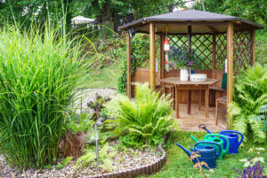 Pavillon aus Holz im Garten